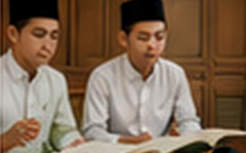 Santri membaca kitab